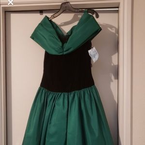 Green loving dress included the bracelet to
